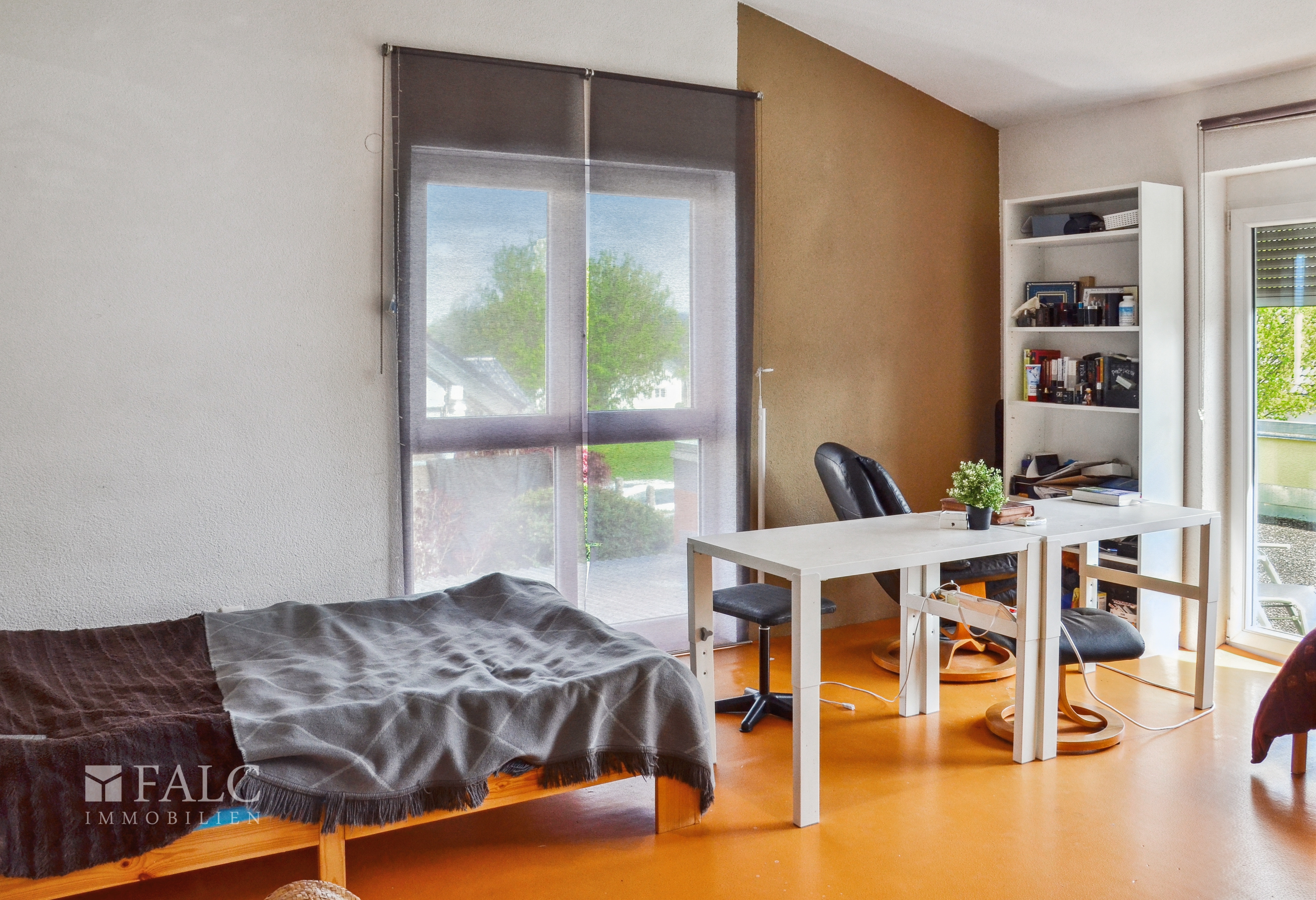 Kinderzimmer mit großer Fensterfront und Gartenblick